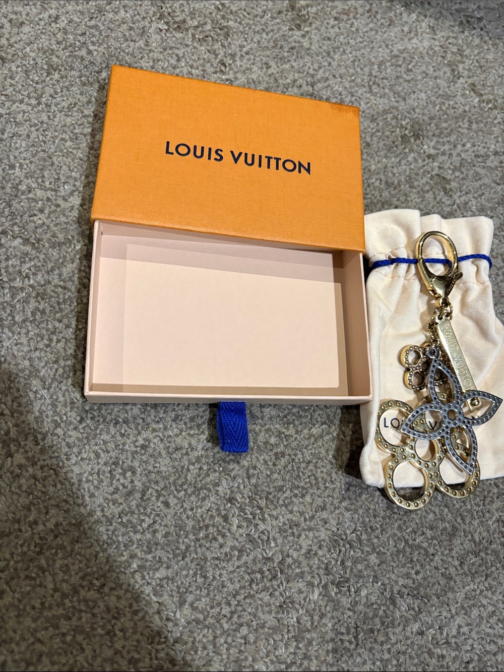Louis Vuitton Mixed Gold and Silver Flower Metal Tapage Key Charm - Picture 3 of 7